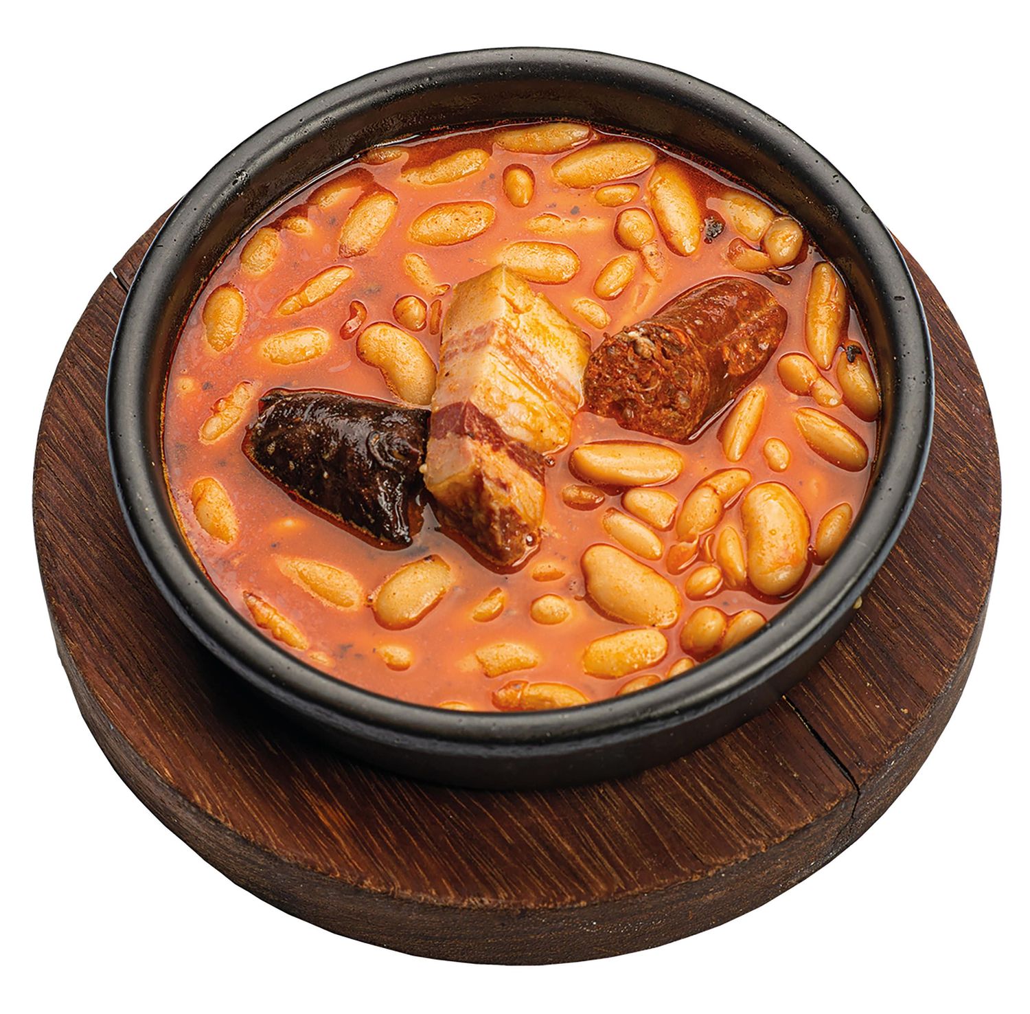 Fabada asturiana con judías blancas y chorizo ​​en salsa de tomate servida en un cuenco de cerámica negra sobre tabla de madera. Tierra Astu