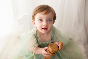 Tasteful classic cake smash photoshoot by little wonderland photography widnes cheshire first birthday photoshoot