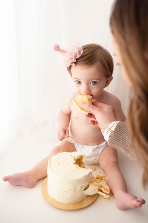 Tasteful classic cake smash photoshoot by little wonderland photography widnes cheshire first birthday photoshoot