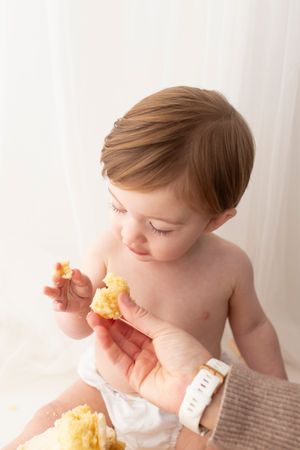 Tasteful classic cake smash photoshoot by little wonderland photography widnes cheshire first birthday photoshoot