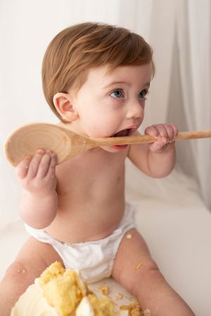 Tasteful classic cake smash photoshoot by little wonderland photography widnes cheshire first birthday photoshoot