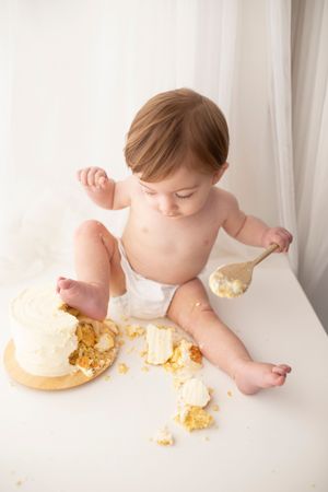 Tasteful classic cake smash photoshoot by little wonderland photography widnes cheshire first birthday photoshoot