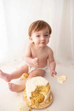 Tasteful classic cake smash photoshoot by little wonderland photography widnes cheshire first birthday photoshoot