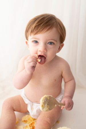 Tasteful classic cake smash photoshoot by little wonderland photography widnes cheshire first birthday photoshoot