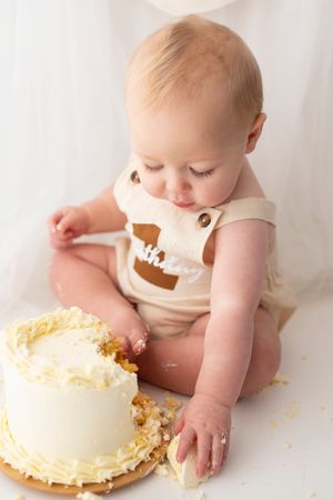 cake smash photoshoot first birthday by little wonderland photography widnes cheshire