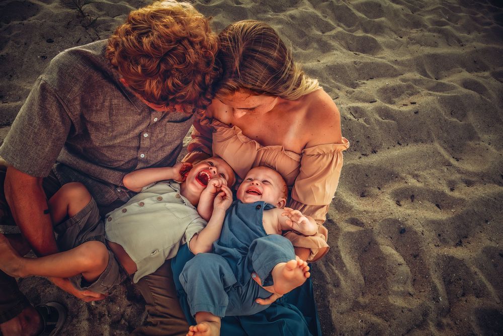 Oshi Medlin Photography LLC | Nashville Gallatin Hendersonville TN | outdoor vivid family beach session