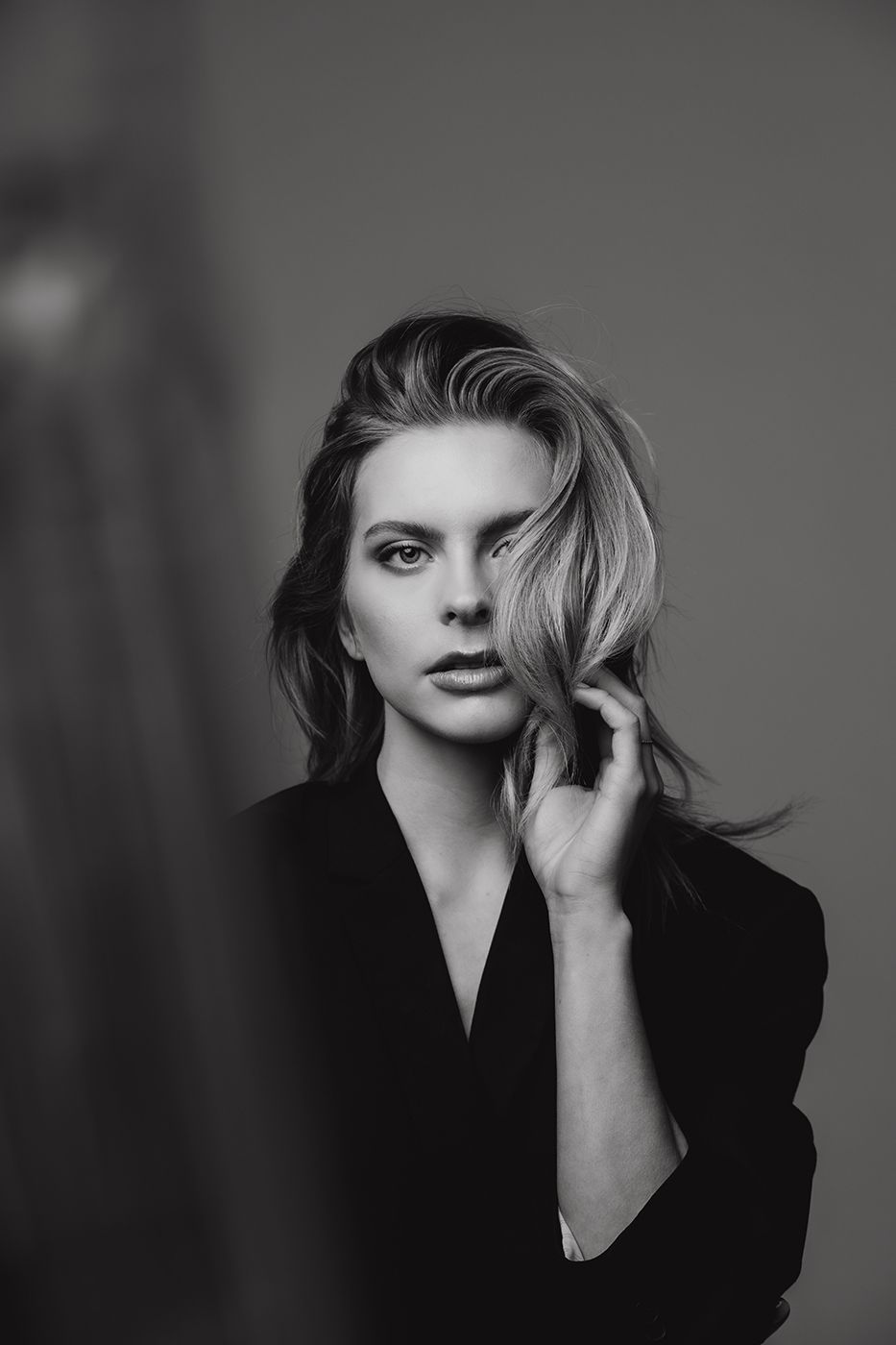 Een personal branding shoot met een vrouwelijke ondernemer in zwart-wit tinten.