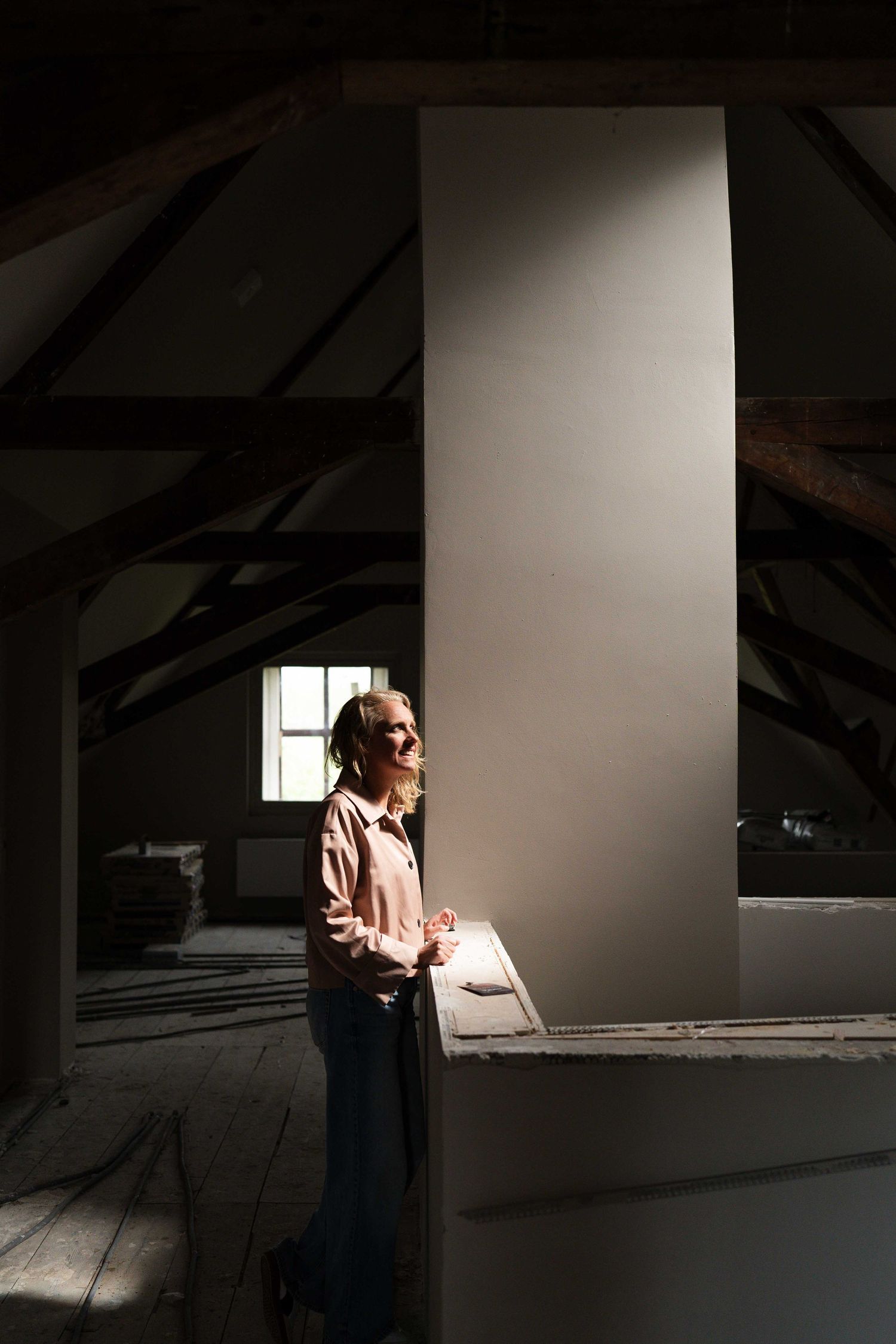 Portret vrouw, creatief portret. Werk in beeld. Branding fotografie Groningen en omgeving. Licht. Zakelijk portret.