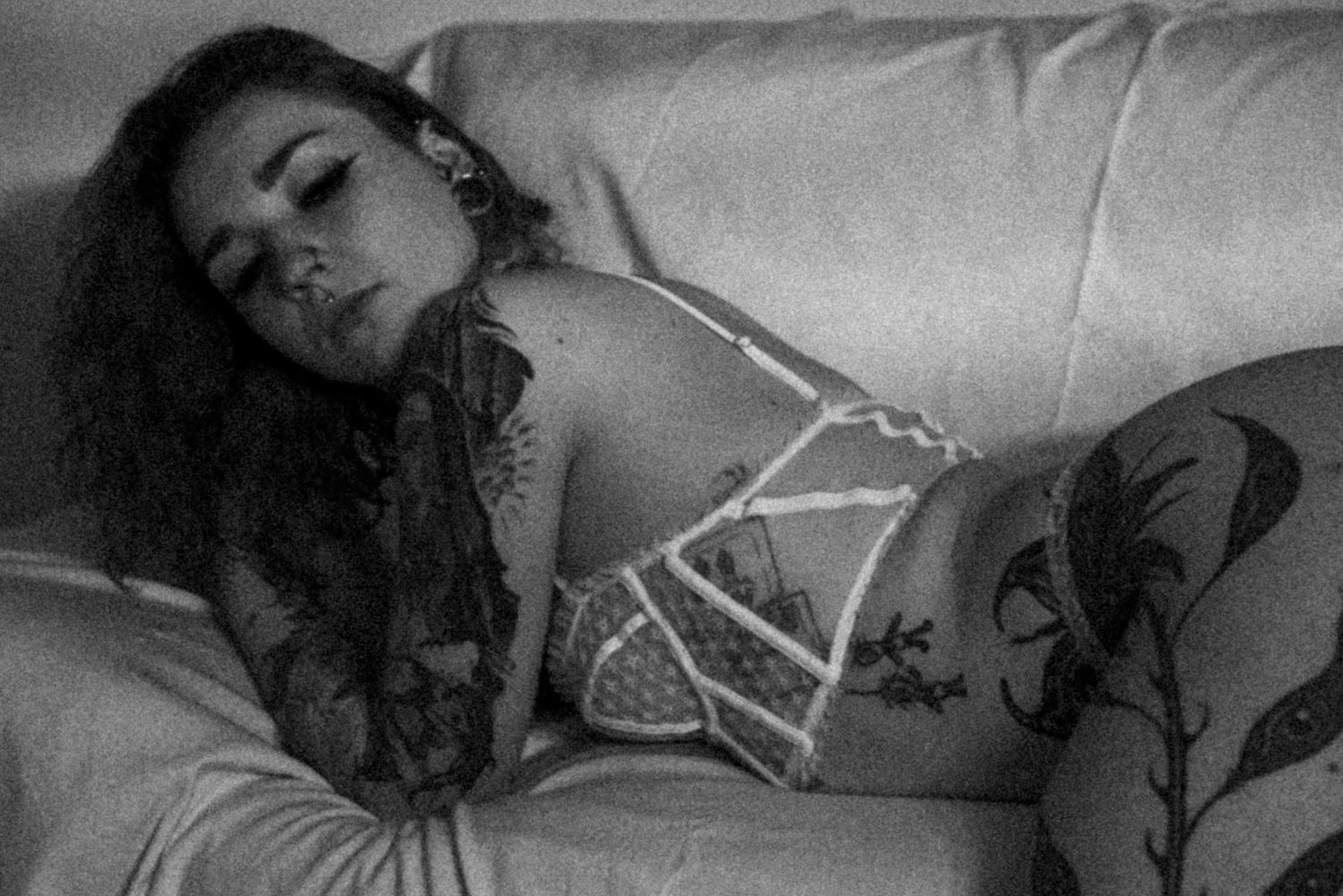shooting boudoir à Limoges ambiance vintage et photo noir et blanc femme tattouée , altgirl, inkedgirl
Photographe Estelle Lureau