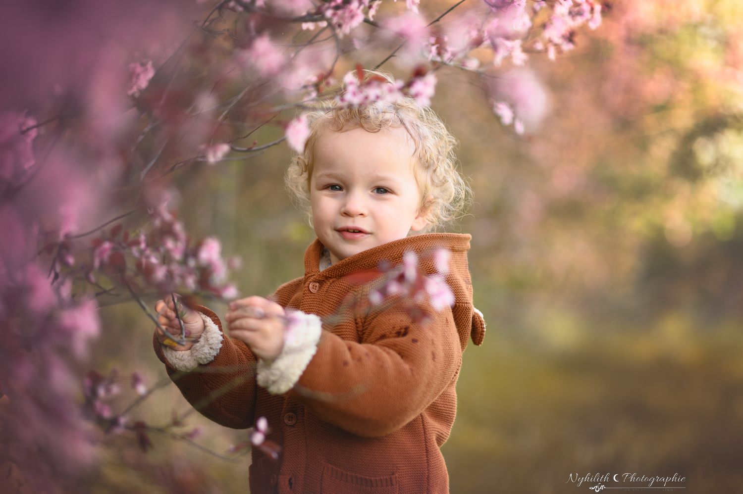 Photo enfant dans les cerisiers – Photographe Enfant en Meuse