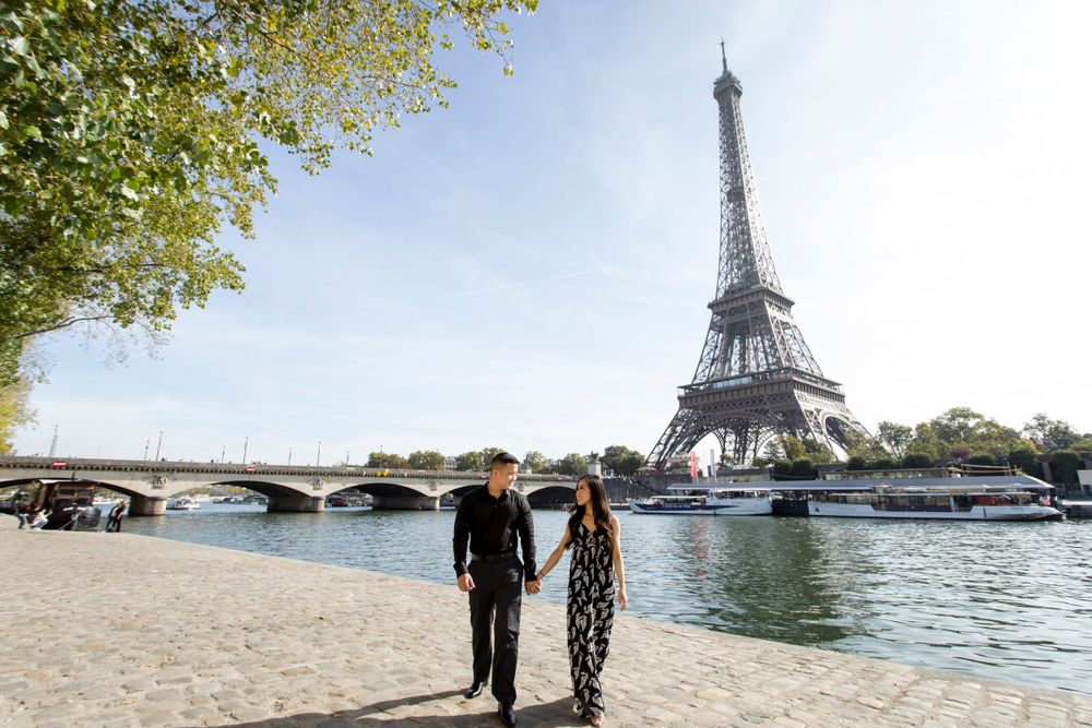 Intimate couple portraits along the Seine River in front of the Eiffel Tower, Paris
 by Julien LB.