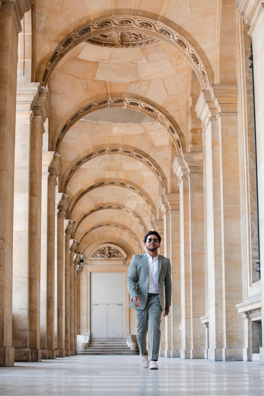 Professional solo traveler photoshoot at the Louvre by Picmytrip Paris.