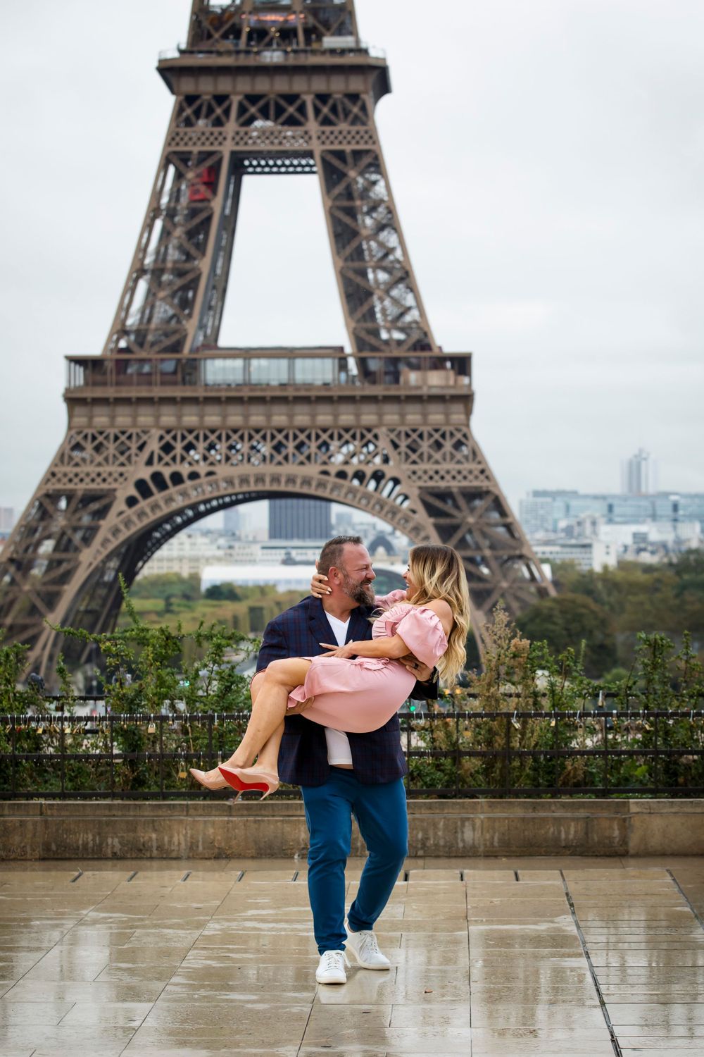 Romantic vacation photos for couples in Paris with Julien LB Photography