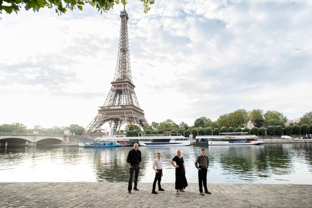 Relaxed family photography experience in Paris with Julien LB Photography.