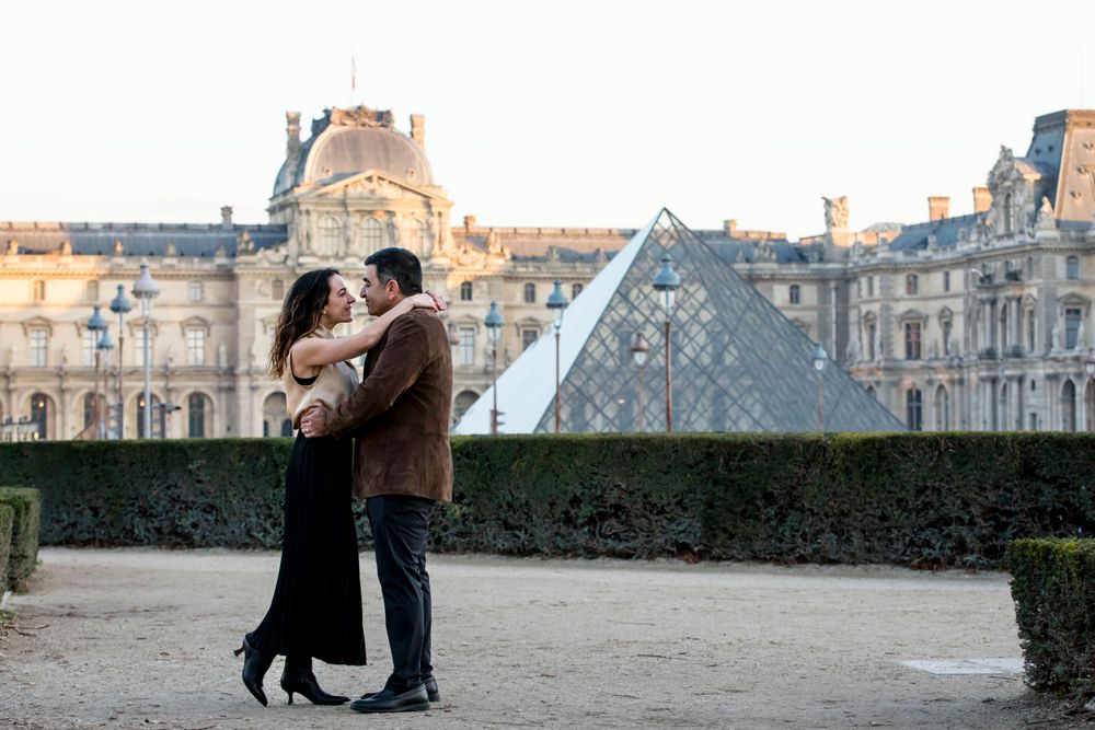 Romantic couple photoshoot at the Louvre Pyramid with Julien LB Photography