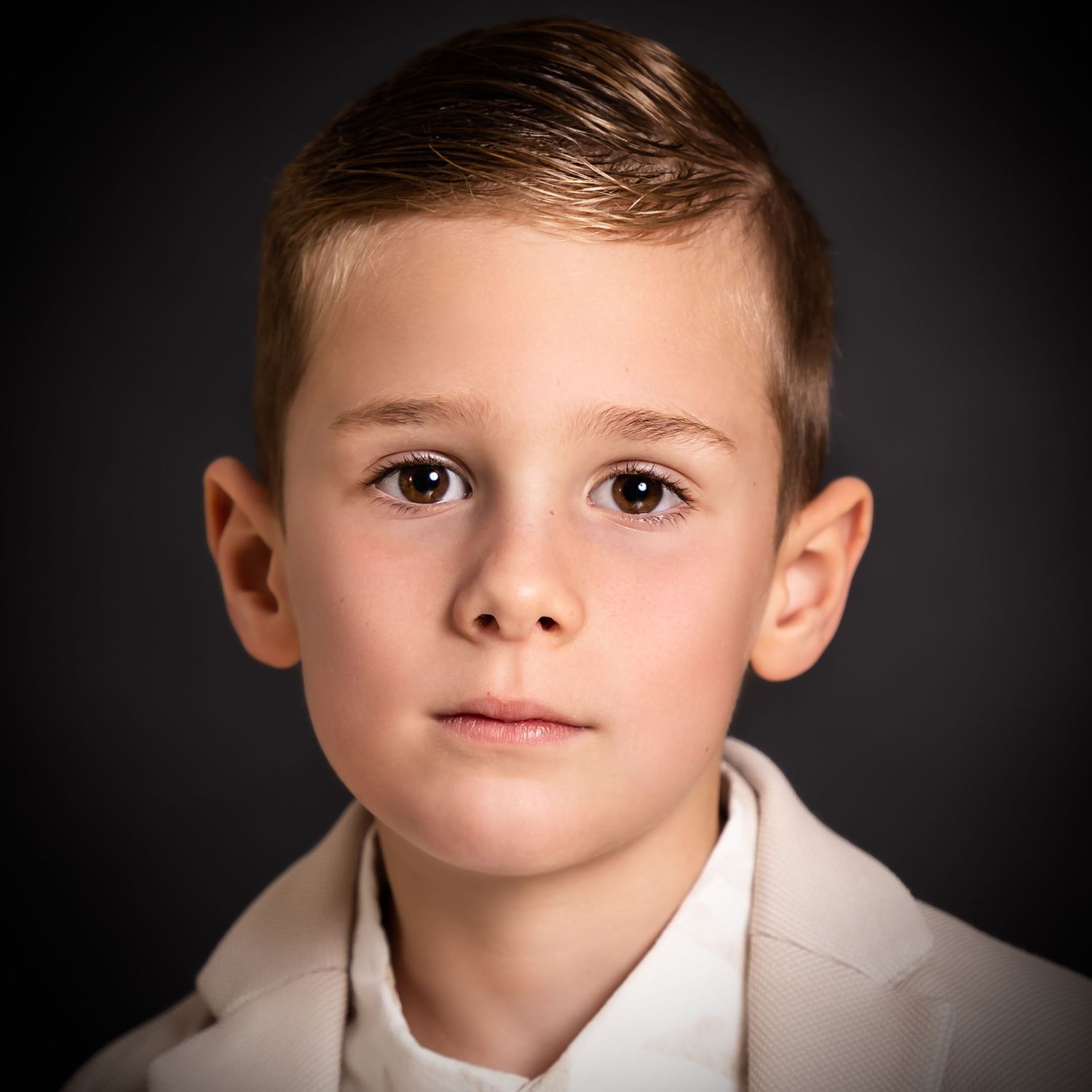 Een professioneel studioportret met een focus op expressie en belichting, vastgelegd tegen een zwarte achtergrond. in Beneden-Leeuwen