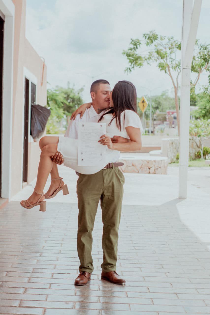 Pareja de recién casados posando en una locación exterior con luz natural suave.