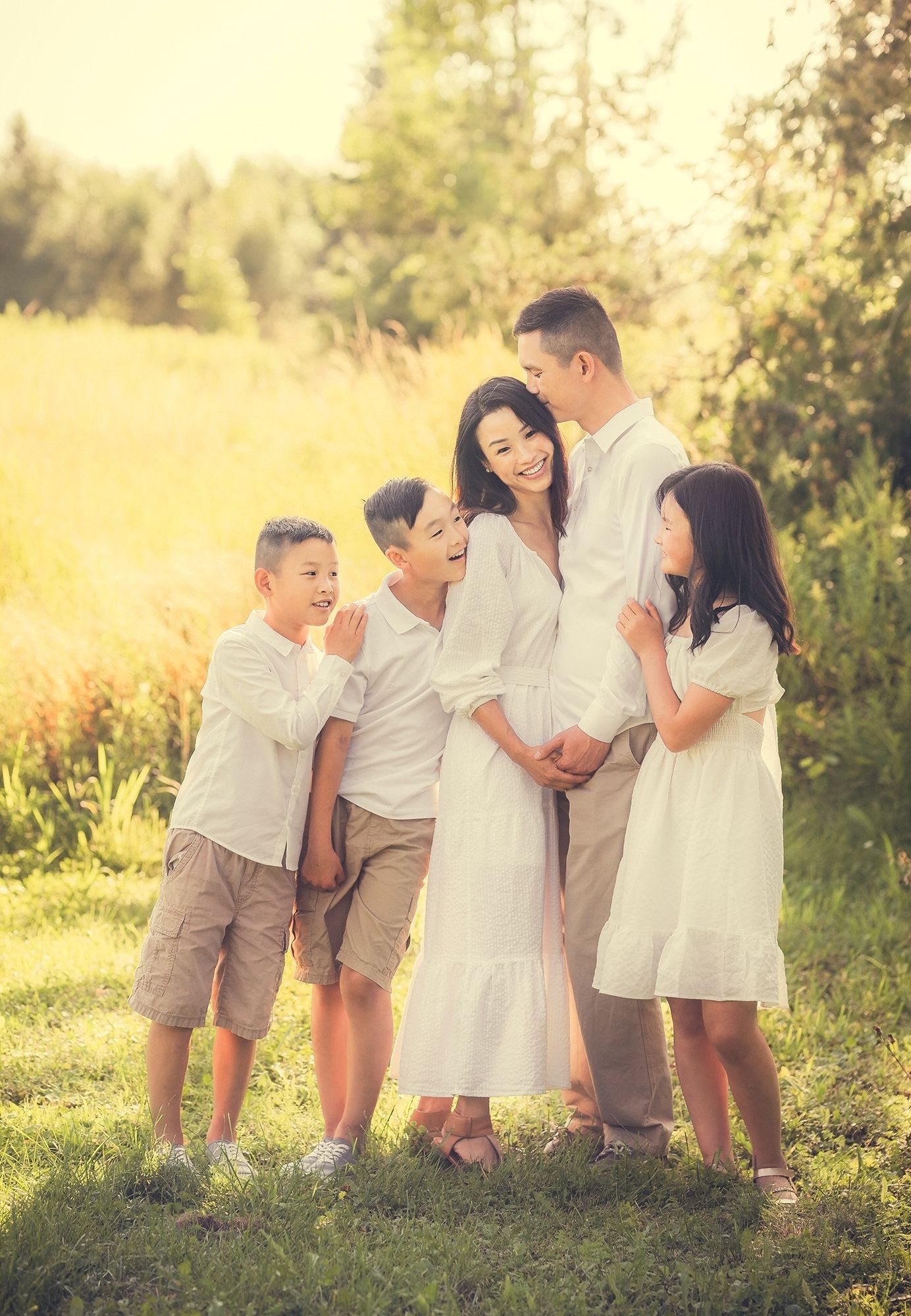 large family photo session during the sunset outside in the park in Richmond Hill, Ontario