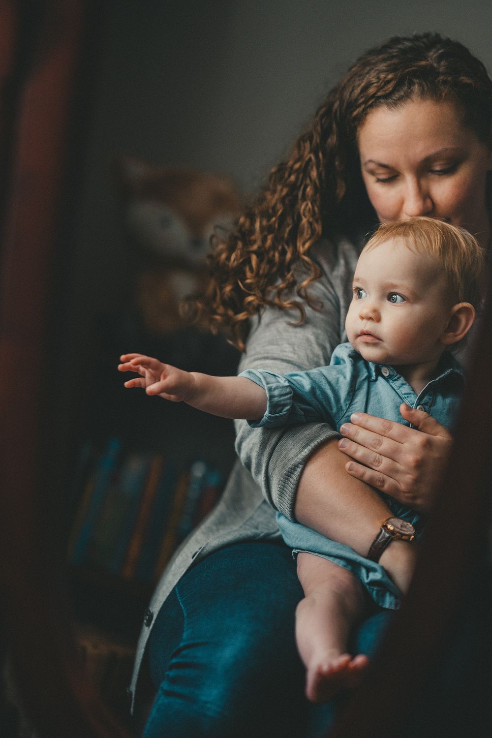 lifestyle portrait of a mother with the baby during the home photo session at home in Woodbridge