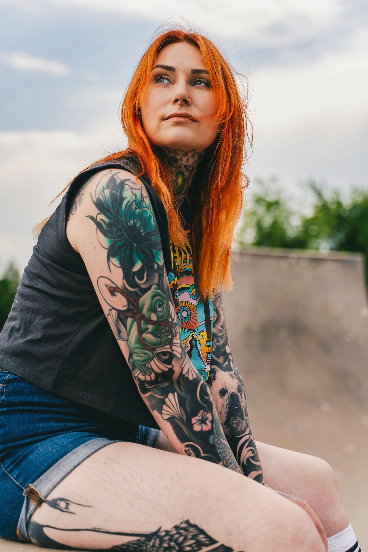 Kreativ porträttbild på kvinna i tatueringar – industriområde Malmö
