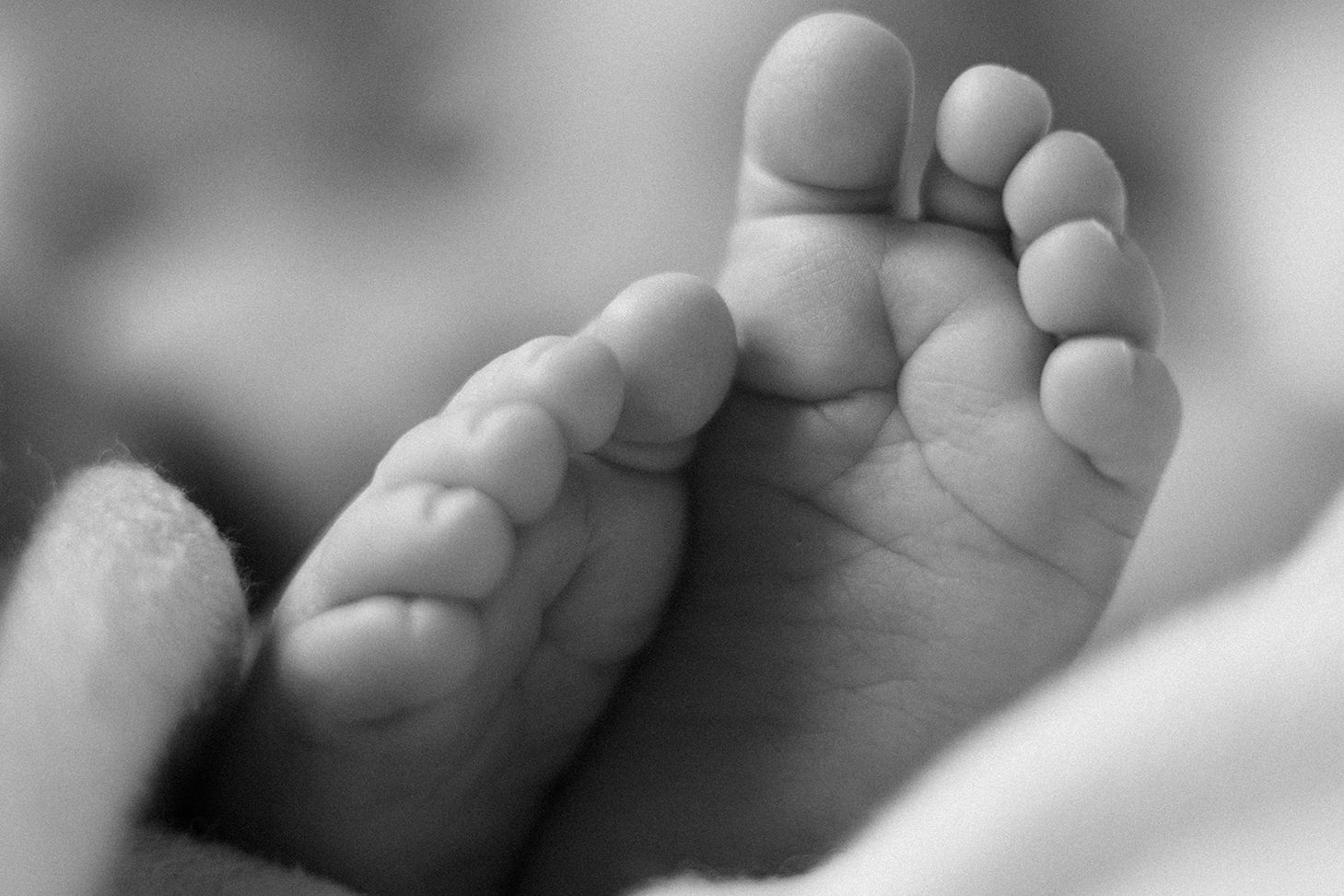 Vastasyntyneenkuvaus Espoo Helsinki Vantaa. Newborn-kuvaus kotona. Valokuvaus Espoo. Valokuvaaja Espoo. Vastasyntyneenkuvaaja. Valokuvaaja