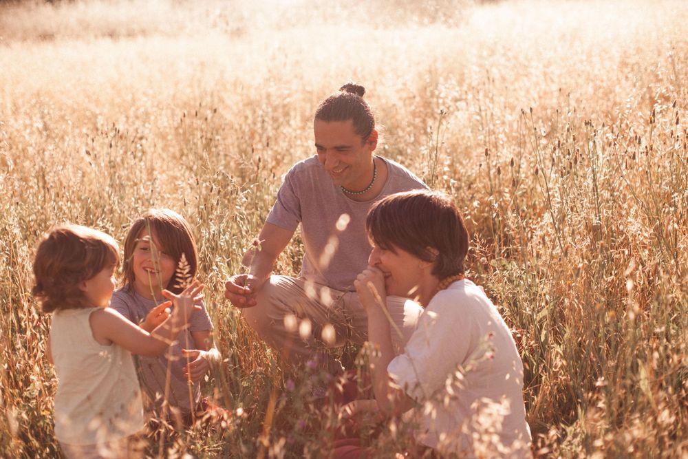 sessione family in campo di spighe, campagna sud est Milano, a Peschiera Borromeo, papà mamma fratelli caldo, sole, campo di spighe,