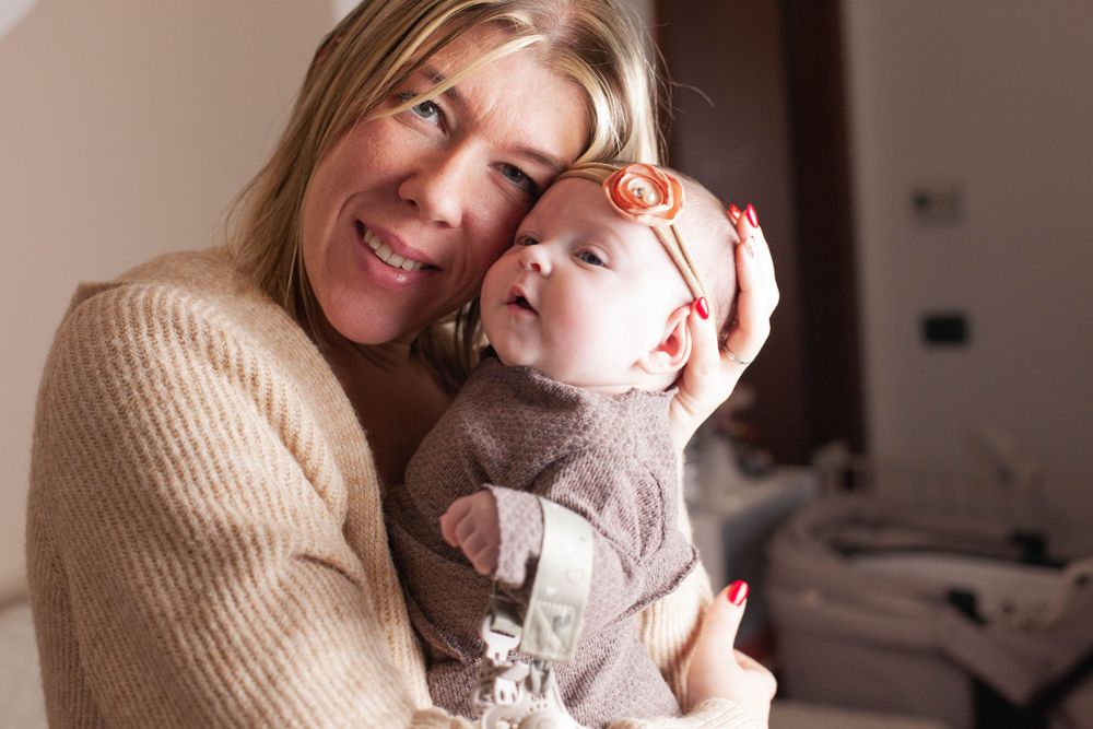 mamma felice con neonata di due mesi, sessione fotografica newborn a domicilio a Tribiano, sessione fotografica baby a Tribiano
