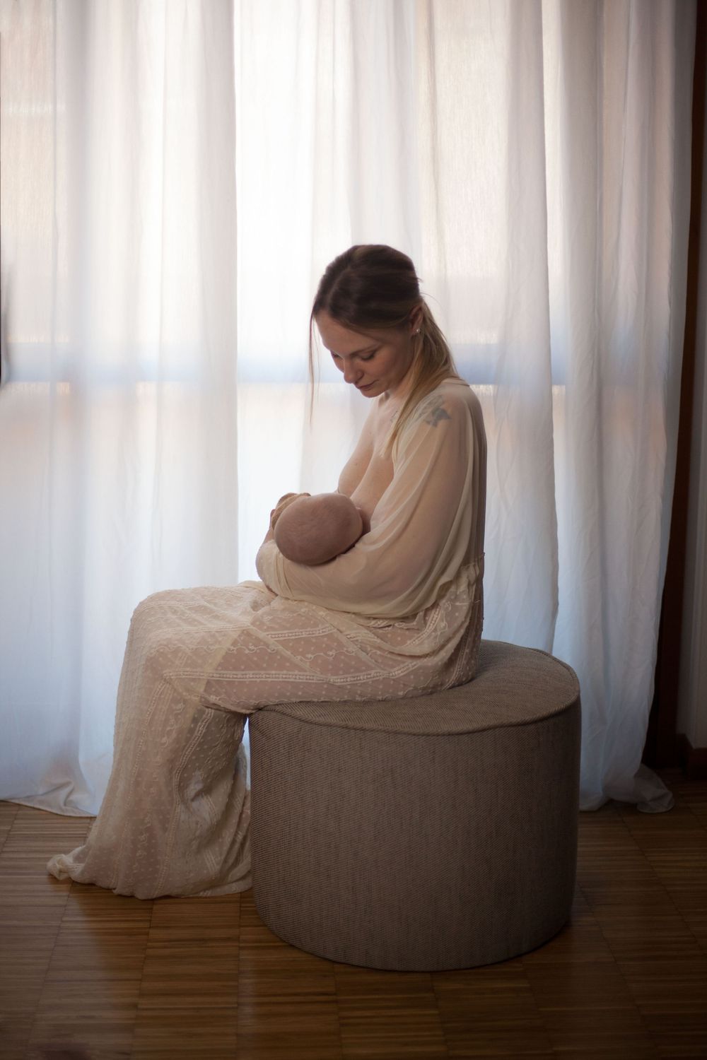 mamma che allatta neonato, sessione fotografica newborn a domicilio, sessione fotografica baby a Peschiera Borromeo, foto baby a Milano