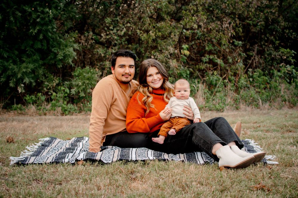 Outdoor family photography session in Dallas–Fort Worth with soft evening light