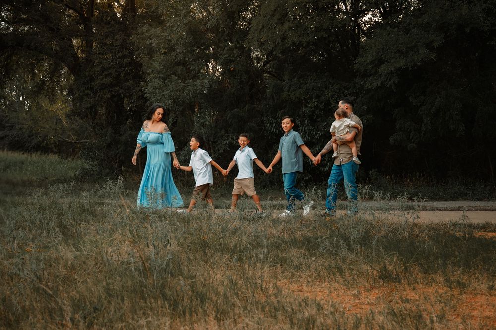 Outdoor summer lifestyle family session in DFW