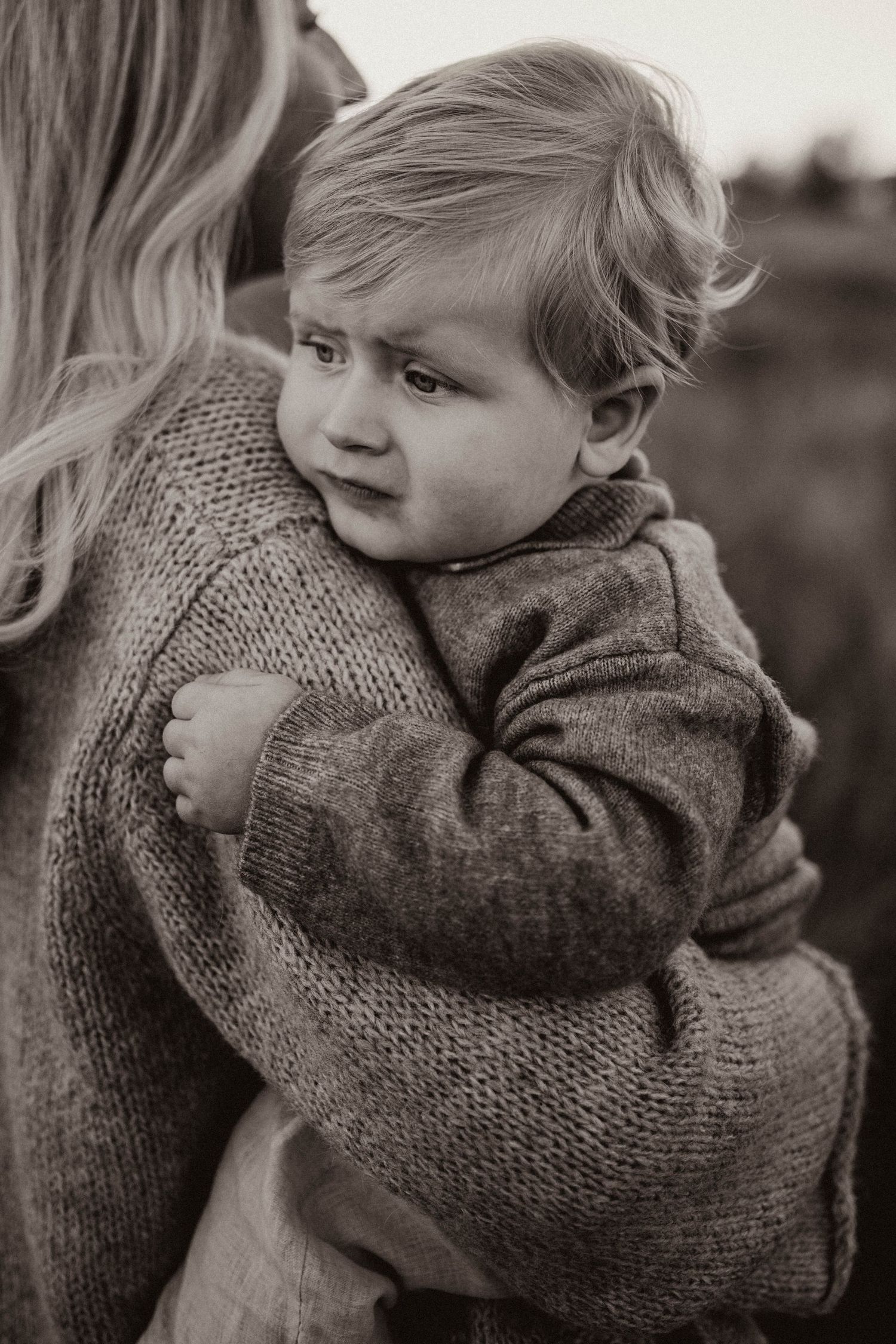Liten pojke i mammas famn