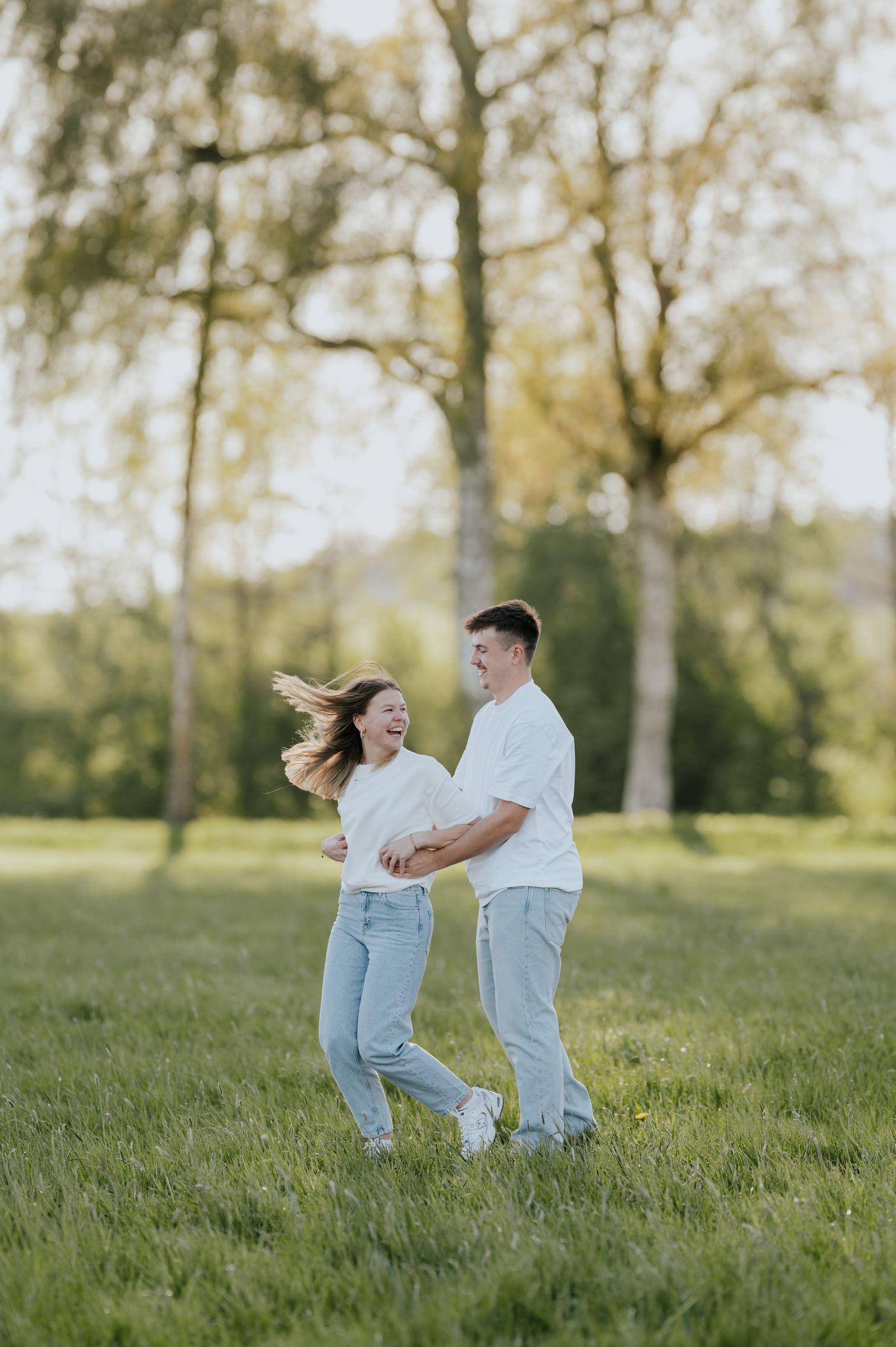 Familie auf einer Wiese beim Spielen Fotoshooting Jovanna Burkard KWICKSHOT Krauchenwies