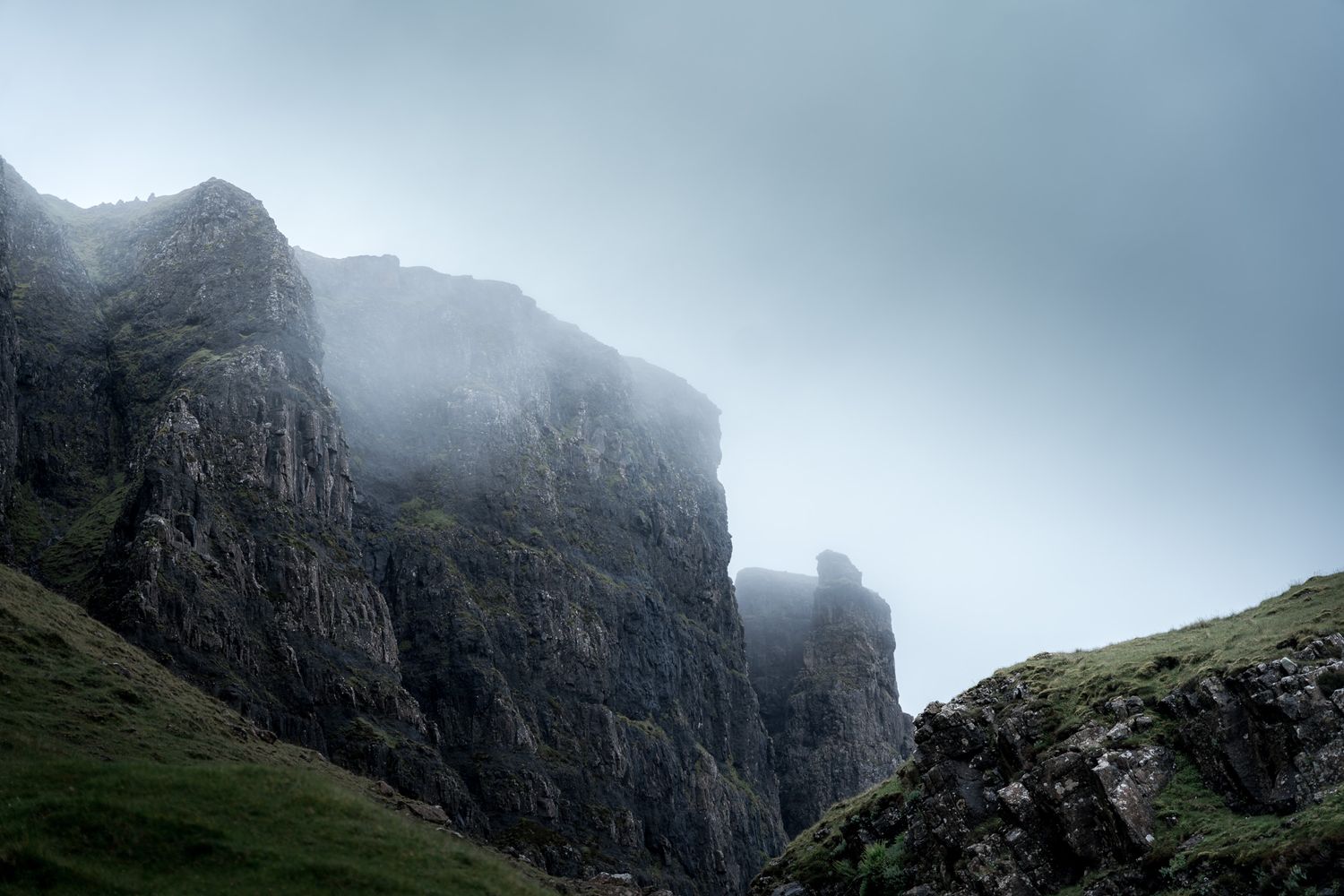 falaises sous la brume de the quiraing sur l'île de skye en ecosse