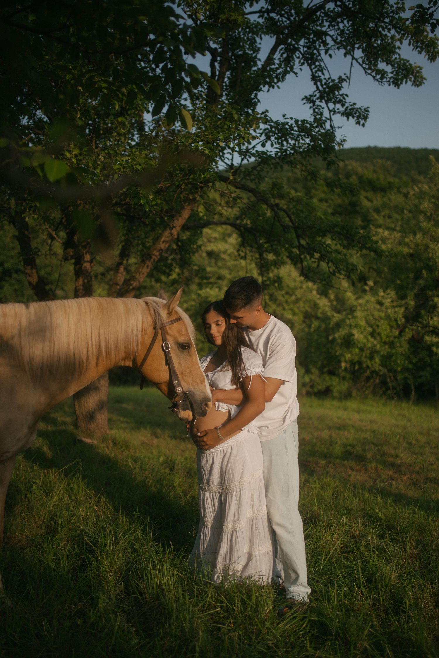 Tehotenská fotografia s koňmi v meste Žarnovica