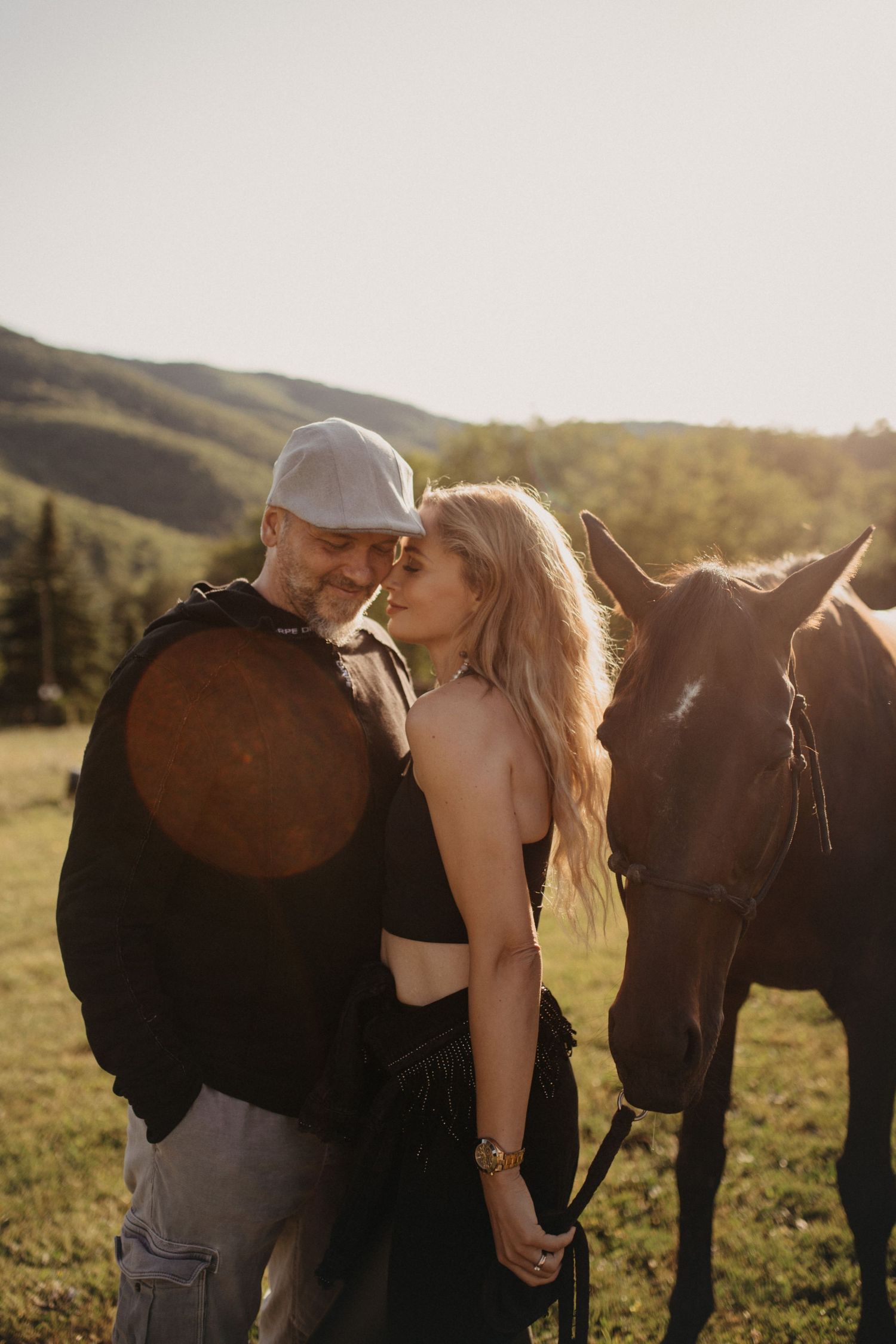Romantické fotenie muža a ženy s koňom