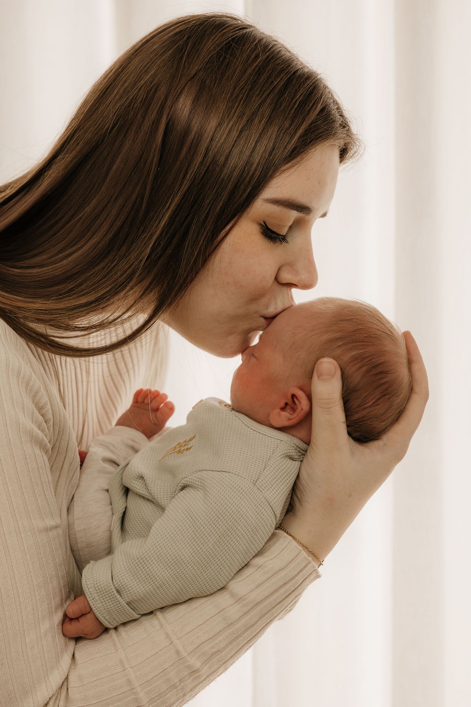 Newbornfotoshoot, newborn fotografie, close-up babyfoto's, beste babyfotograaf Limburg, studiofotoshoot newborn, newbornfoto's Limburg.