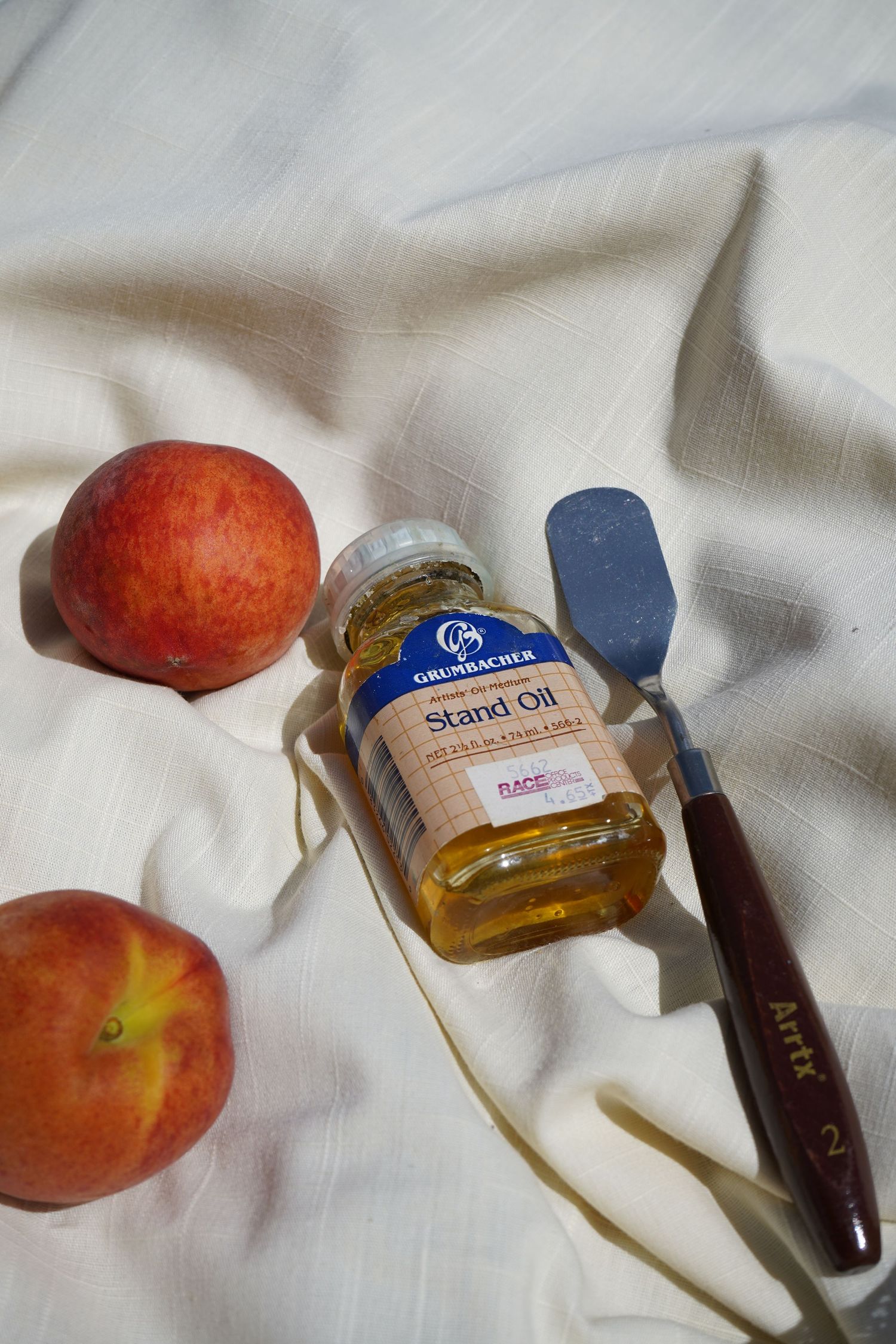 Oil and pallet knife with peaches