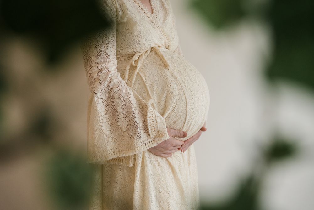 pregnant woman in studio in greymouth