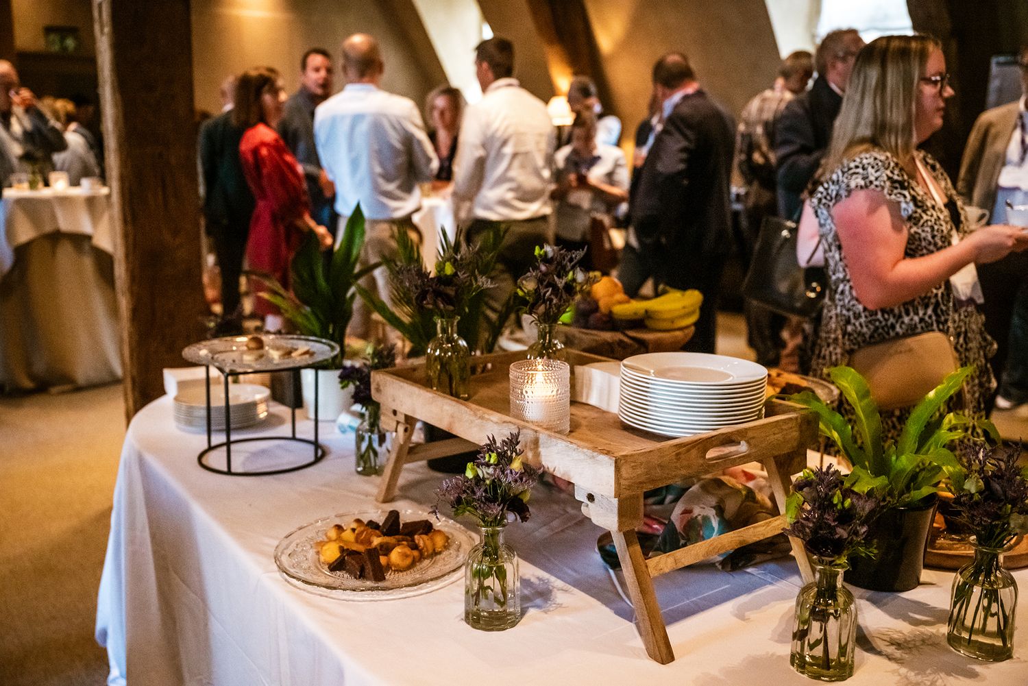 Verzorgde catering en gasten tijdens een professioneel bedrijfsevent van Liantis