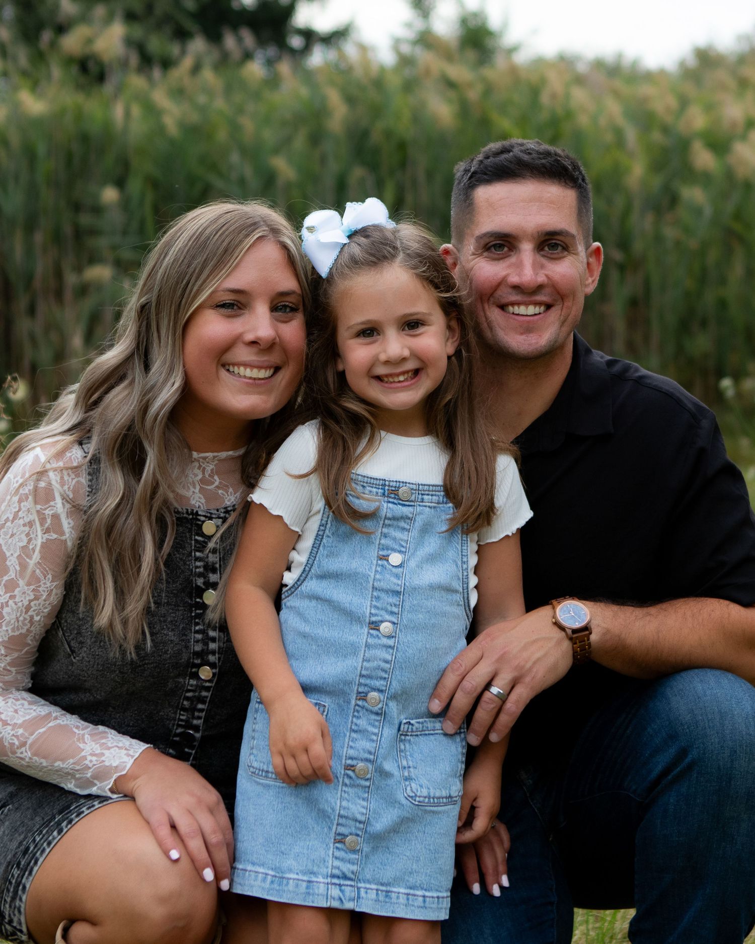 Family photos in Strongsville of mom, dad and daughter.
