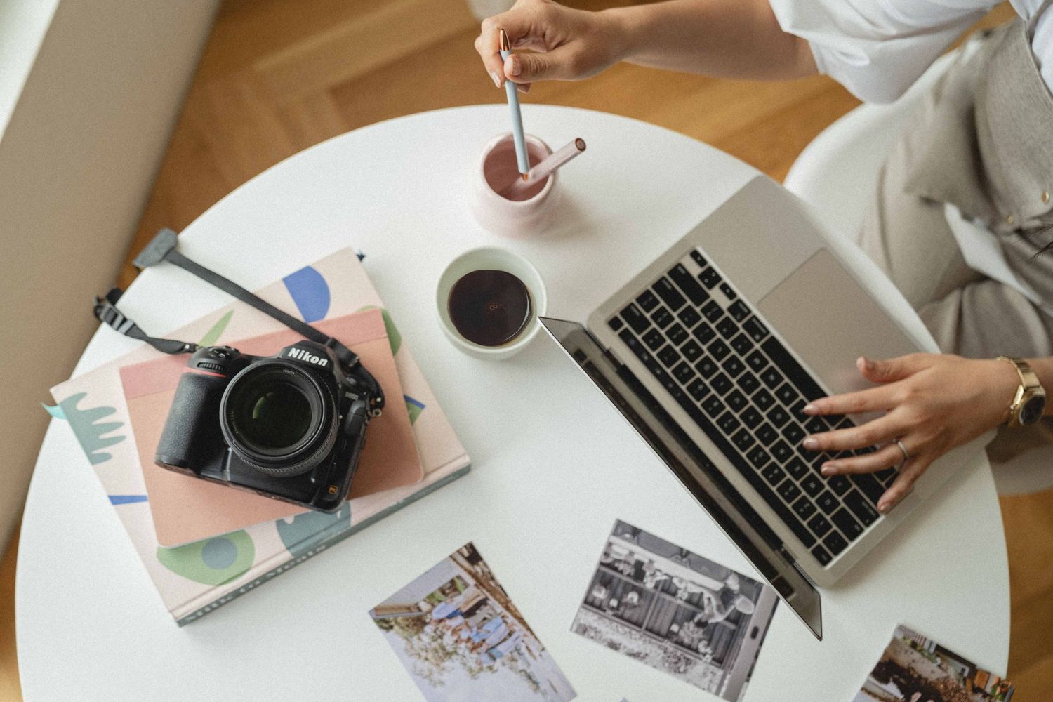Miki Sakai editing photographs from a branding session in Tokyo