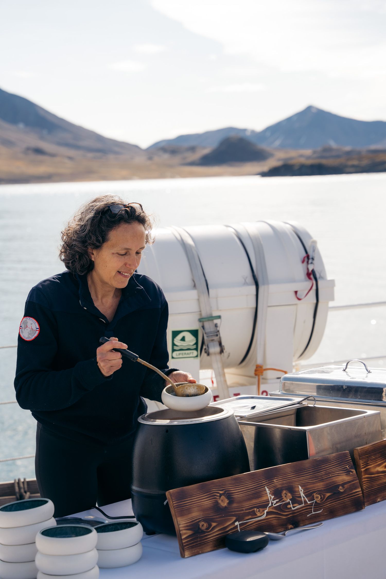 Membre d'équipage servant la soupe à la louche sur le pont du Polarfront