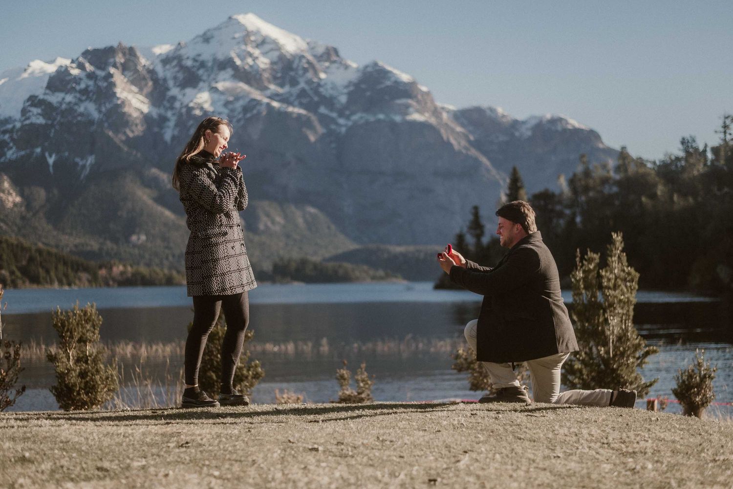propuesta de matrimonio sorpresa en bariloche patagonia argentina de una pareja de brasil en el hotel llao llao