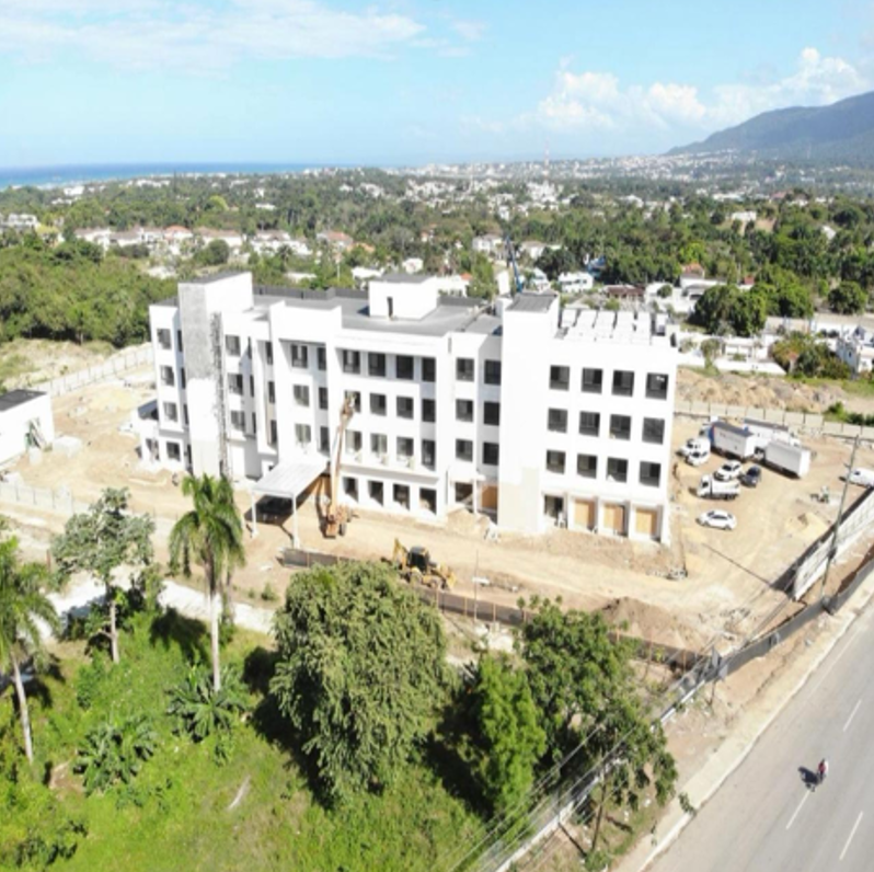 Constructora de hoteles en Puerto Plata: edificio en construcción para una reconocida cadena hotelera internacional