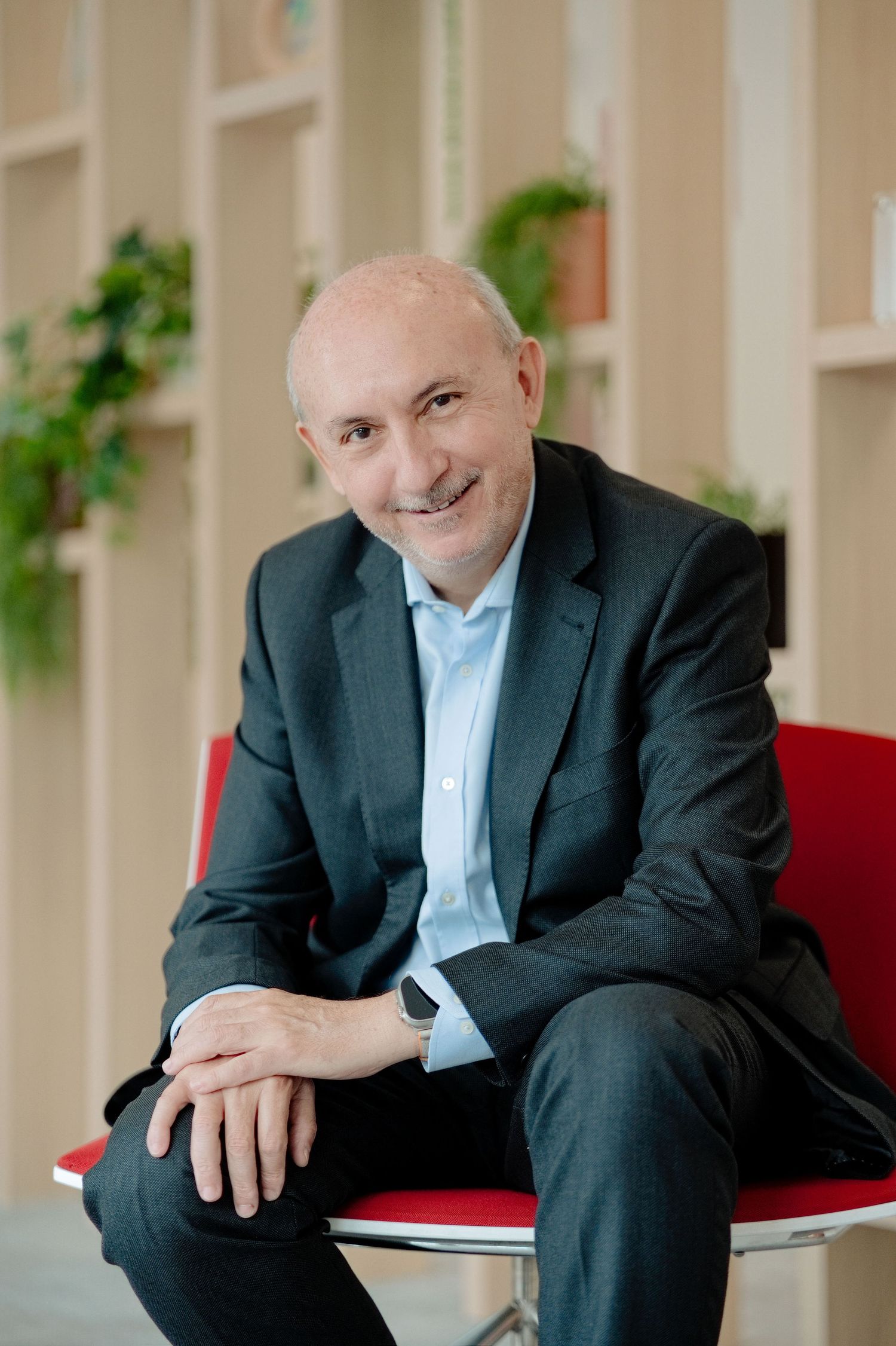 Retrato corporativo de un empresario sonriendo