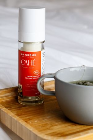 Crème de jour Cahé Cosmetics posée près d'une tasse de thé