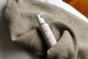 Produit de soin Cahé Cosmetics disposé sur un pull d'hiver
