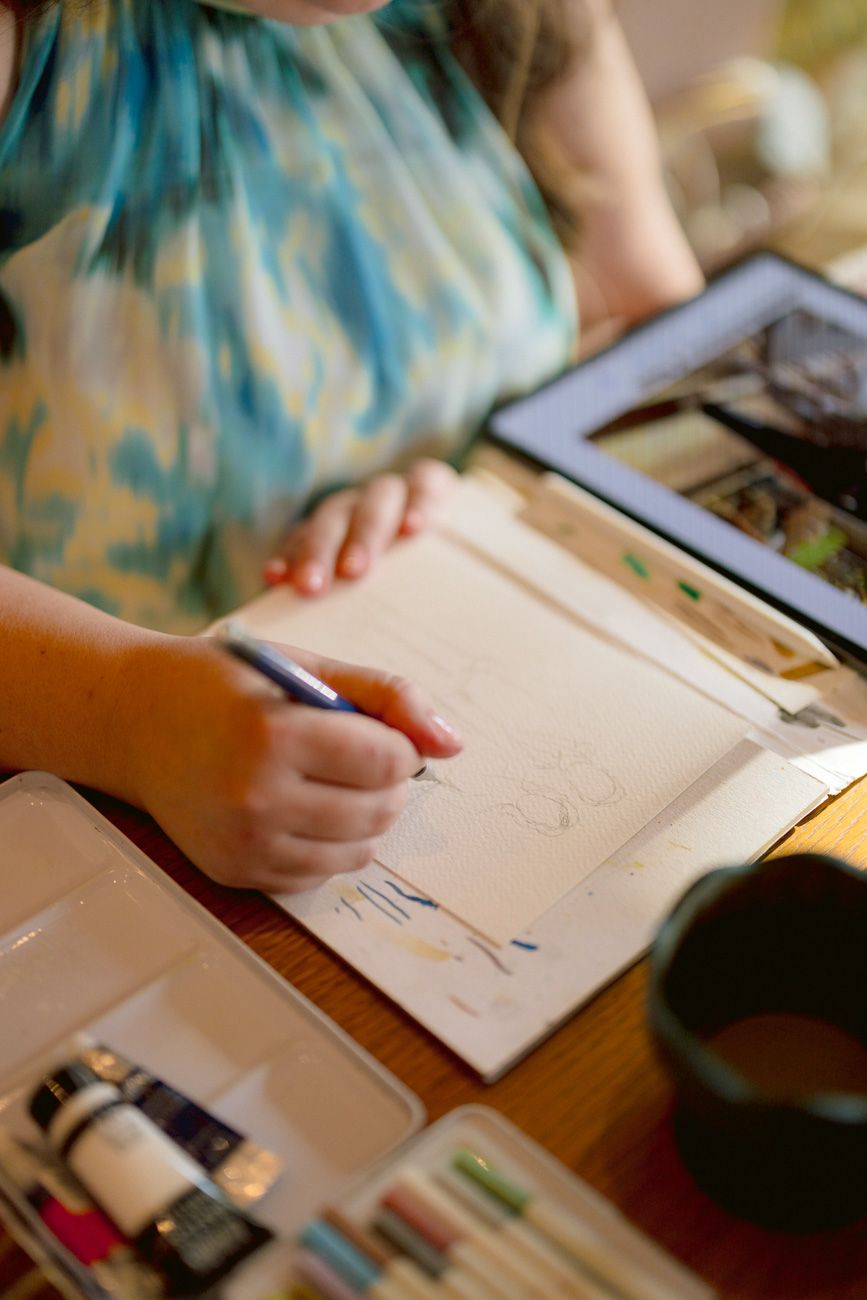 Live illustrator drawing at the rehearsal dinner of an American couple who got married at lake Garda
