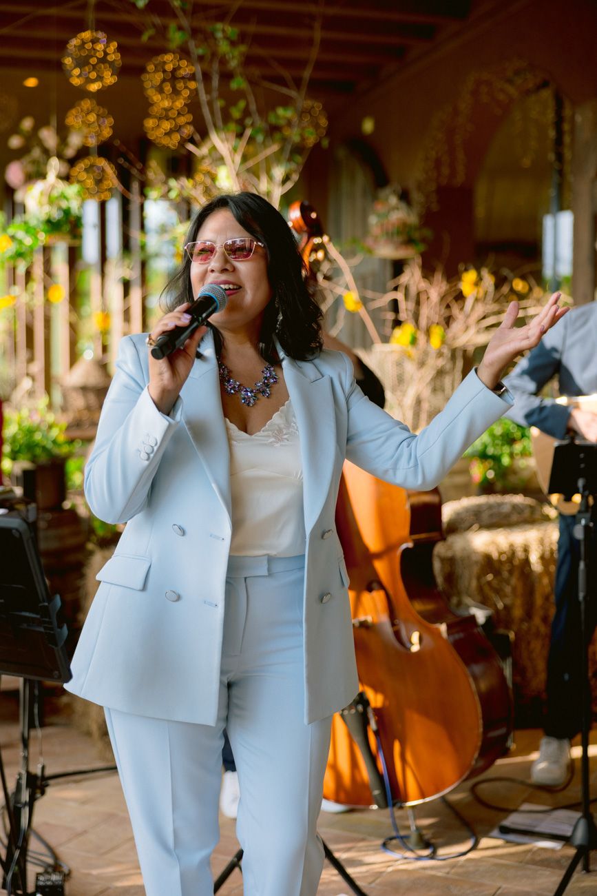 Live music at the rehearsal dinner of an American couple who got married at Lake Garda