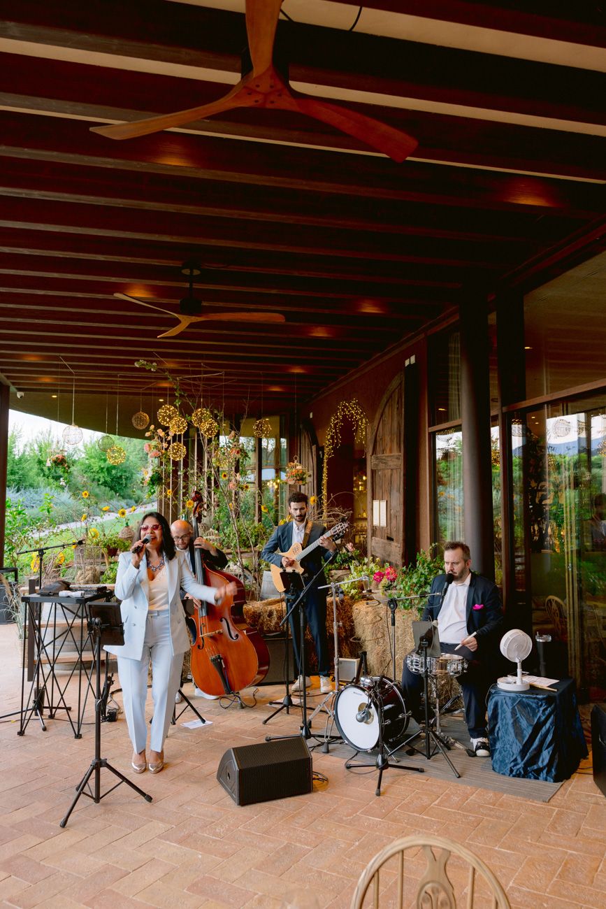 Live music at the rehearsal dinner of an American couple who got married at Lake Garda.